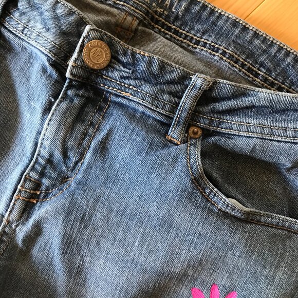 Ripped Jean Cutoffs, Size 10 (Junior): Upcycled Painted Grunge Cut-Off Shorts - Picture 11 of 12